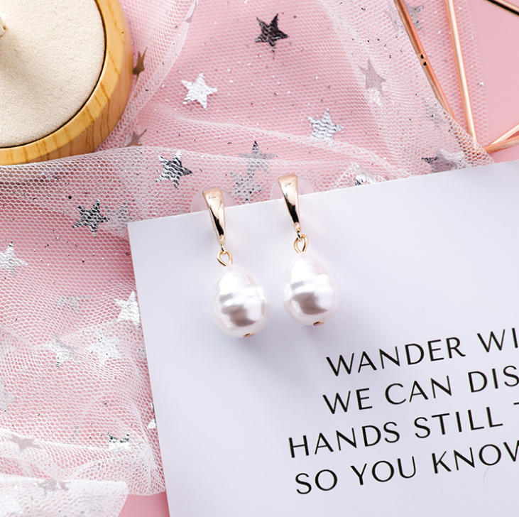 Color: E - Korean version of the new fashion geometry love stars pearl curved earrings temperament net red earrings