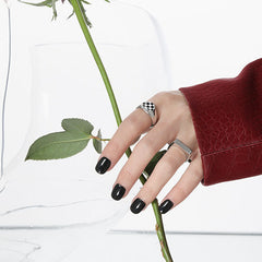 خاتم فضة إسترليني 925 قابل للتعديل بتصميم رقعة شطرنج هندسية بيضاء وسوداء مستديرة